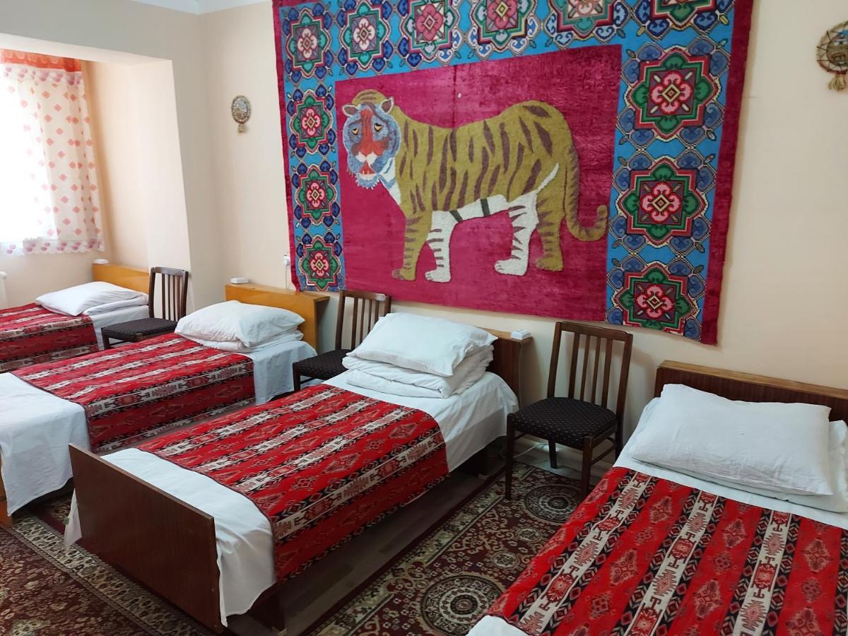 Rahat Guest House & Hostel In Toktogul 外观 照片
